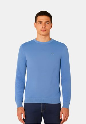 Maglione azzurro chiaro a maniche lunghe, con motivo texturizzato sulle spalle, scollo rotondo, polsini e orlo a coste, logo discreto sul petto.