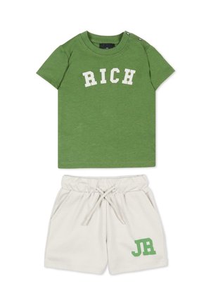 Maglietta verde a maniche corte con scritta "RICH" e pantaloncini beige con coulisse con scritta verde "JR" sulla gamba, abbigliamento per bambino piccolo.