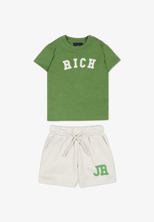 Groen T-shirt met korte mouwen met de tekst "RICH" en beige shorts met trekkoord met groene "JR"-letters op het been, peuterkleding.