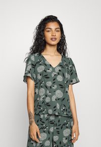 ONLY Petite ONLNOVA LARA - Blusa - balsam green