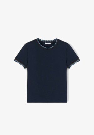 Mørkeblå T-shirt med korte ærmer og bølget kant i blå og brun rundt ved halsudskæringen og ærmerne.