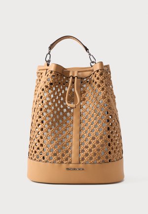 Καφέ υφαντή δερμάτινη τσάντα κουβάς με κορδόνι και λογότυπο Michael Kors στη λεία βάση.