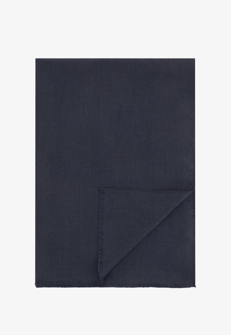 Écharpe rectangulaire bleu foncé avec un coin plié montrant de fines bords effilochés sur un fond blanc uni.