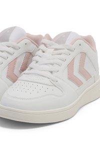 Witte sportschoenen met roze accenten, met een soepele leren bovenkant, geperforeerde neus voor ademend vermogen en een gestructureerde rubberen zool.