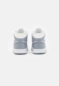 Grå läderhögskor med vita accenter, vadderad krage, texturerad sula och logotyp på hälen. Klara sömnadsdetaljer.