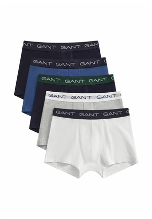 Cinque paia di boxer da uomo in bianco, grigio, nero, blu e navy, ciascuno con una fascia elastica con il marchio "GANT."