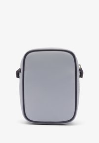 Borsa rettangolare grigia con finitura testurizzata, dotata di una cerniera liscia e di una maniglia laterale, progettata per una conservazione compatta.
