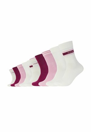 Set aus acht Socken in einer Mischung aus Weiß, Rosa und Burgunderrot. Die Socken haben eine gerippte Textur und bedruckte Markenlogos an den Bündchen.