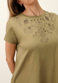 Next EMBROIDERED PETITE  - Džersejové šaty - khaki green