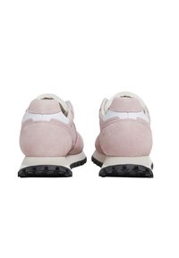 Sneaker in suede rosa con linguetta e tallone in rete bianca. Dotate di suola in gomma nera con battistrada testurizzato per una migliore aderenza.