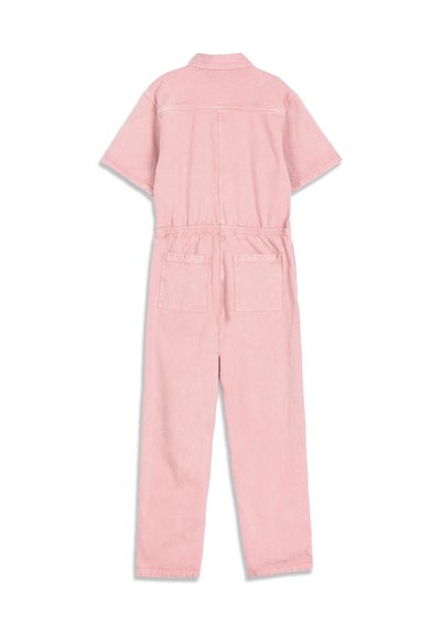 Combinaison courte à manches courtes rose clair avec col, taille élastique, deux poches arrière et jambes droites, vue de dos.