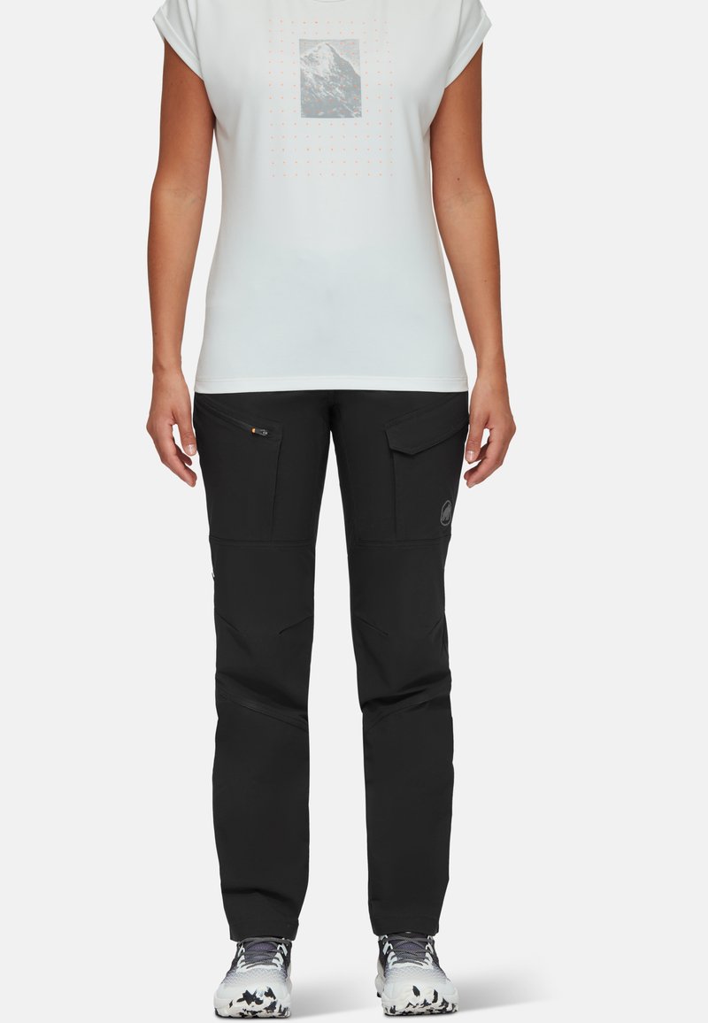 Svarta utomhusbyxor med flera fickor, en åtsittande design och förstärkt sömnad. Bärs med en vit grafisk T-shirt och slitstarka skor.