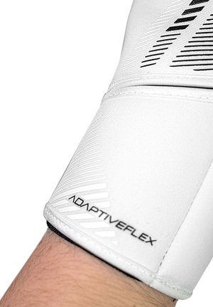 Nahaufnahme einer weißen Adaptiveflex-Handgelenkstütze, die an einem behaarten Arm getragen wird. Sie zeigt eine strukturierte Griffoberfläche und schwarzen Markentext.