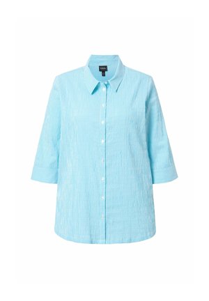 Camisa abotonada de color azul claro con rayas verticales blancas, mangas tres cuartos y un cuello clásico. Hecha de una tela texturizada.