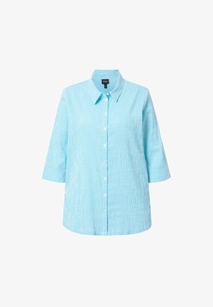 Lysblå skjorte med knaplukning, vertikale hvide striber, trekvartærmer og klassisk krave. Lavet af et tekstureret stof.