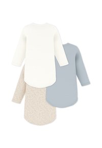 Τρία πουκάμισα με μακρύ μανίκι σε εκρού, ανοιχτό μπλε και μπεζ. Τα πουκάμισα έχουν στρογγυλεμένες άκρες και απαλά, υφασμάτινα υφάσματα με υφή.