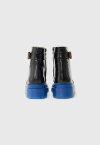 Chie Mihara YUNSEI - Wedge Ankle Boots - black/blue