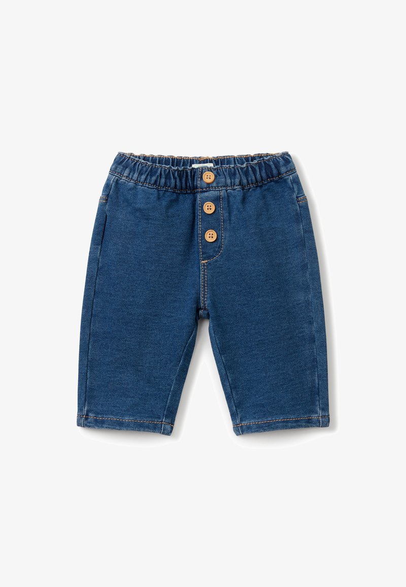 Shorts en denim avec une taille élastique, deux boutons en bois à l'avant et un délavage bleu. Présente des accents cousus et une coupe droite.
