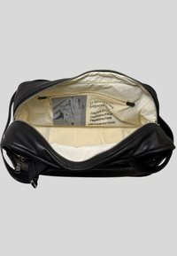 Borsa in pelle nera con chiusura a zip. Interno con foderatura beige impreziosita da testo stampato e tasca con zip. Texture morbida.