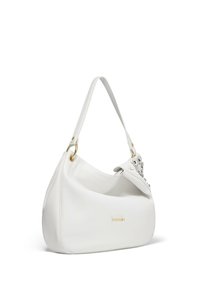 Sac à épaule en simili cuir blanc avec une forme courbée, quincaillerie dorée et ornements floraux sur le rabat pour un supplément de détail.