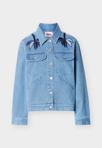 Ανοιχτό μπλε denim μπουφάν με κουμπιά στο μπροστινό μέρος, δύο τσέπες στο στήθος, πλαϊνές τσέπες και σκούρη μπλε κεντητή φύλλα στους ώμους.