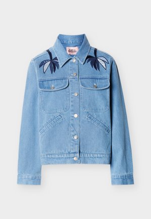 Ανοιχτό μπλε denim μπουφάν με κουμπιά στο μπροστινό μέρος, δύο τσέπες στο στήθος, πλαϊνές τσέπες και σκούρη μπλε κεντητή φύλλα στους ώμους.
