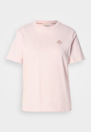 T-shirt en coton rose clair avec un col rond, des manches courtes et un petit logo en forme de diamant de couleur contrastante sur la poitrine.