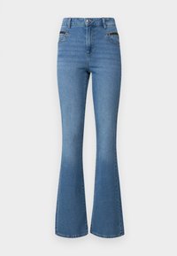 Jeans de mezclilla de un azul claro, acampanados y de cintura alta, con dos bolsillos frontales con cremalleras y costuras en contraste a lo largo de las costuras.