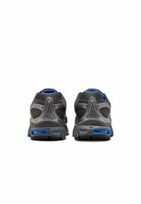 Grå träningsskor med ovandel i mesh, blå accenter och vadderad krage. Har en tjock gummisula med en synlig luftenhet.