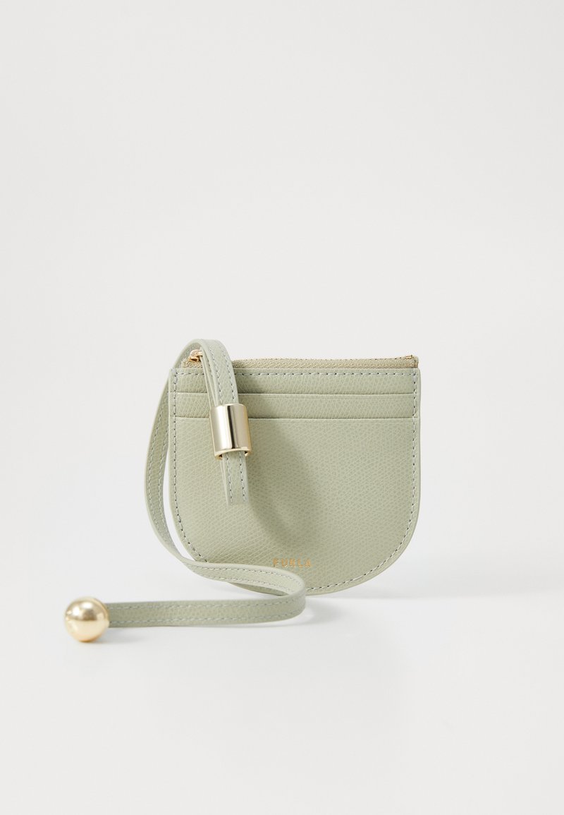 Portafoglio in pelle verde chiaro di forma arrotondata, con chiusura a zip e hardware dorato. Include una tracolla removibile e una superficie testurizzata.