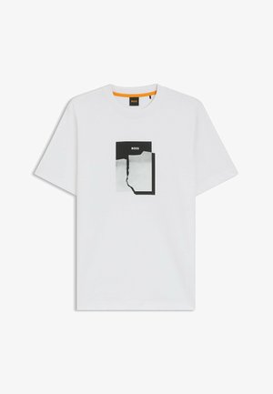 Weißes Kurzarm-T-Shirt mit einem schwarzen und grauen Grafikdesign, auf dem im oberen Bereich der Text "BOSS" zu sehen ist. Aus Baumwollmaterial. Rundhalsausschnitt.
