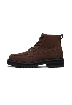 Brauner Lederknöchel-Stiefel mit schwarzen Schnürsenkeln und dicker schwarzer Sohle, zeigt die Außenseite mit einem kleinen geprägten Baumlogo nahe der Ferse.