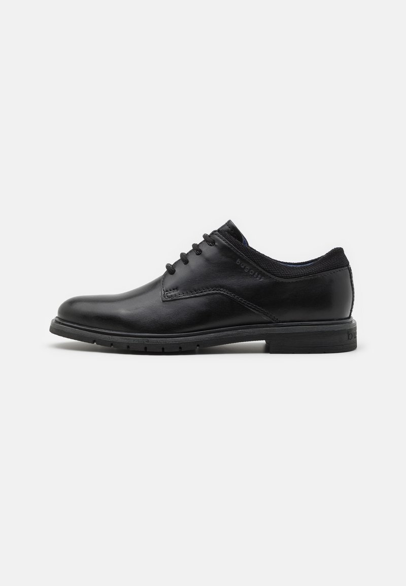 Chaussure habillée noire pour homme en cuir avec lacets, talon bas et col rembourré, montrée de profil sur un fond clair uni.