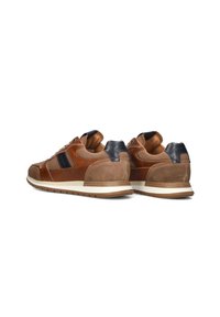 Bruine leren en suède sneakers met een marineblauw accent, mesh panelen en een rubberen zool. Beschikt over een ronde neus en een gevoerde kraag.