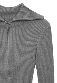 Grauer, gerippter Pullover mit hohem Kragen und Halbzipper. Strickstoff mit strukturierter Optik. Lange Ärmel, figurbetontes Design.