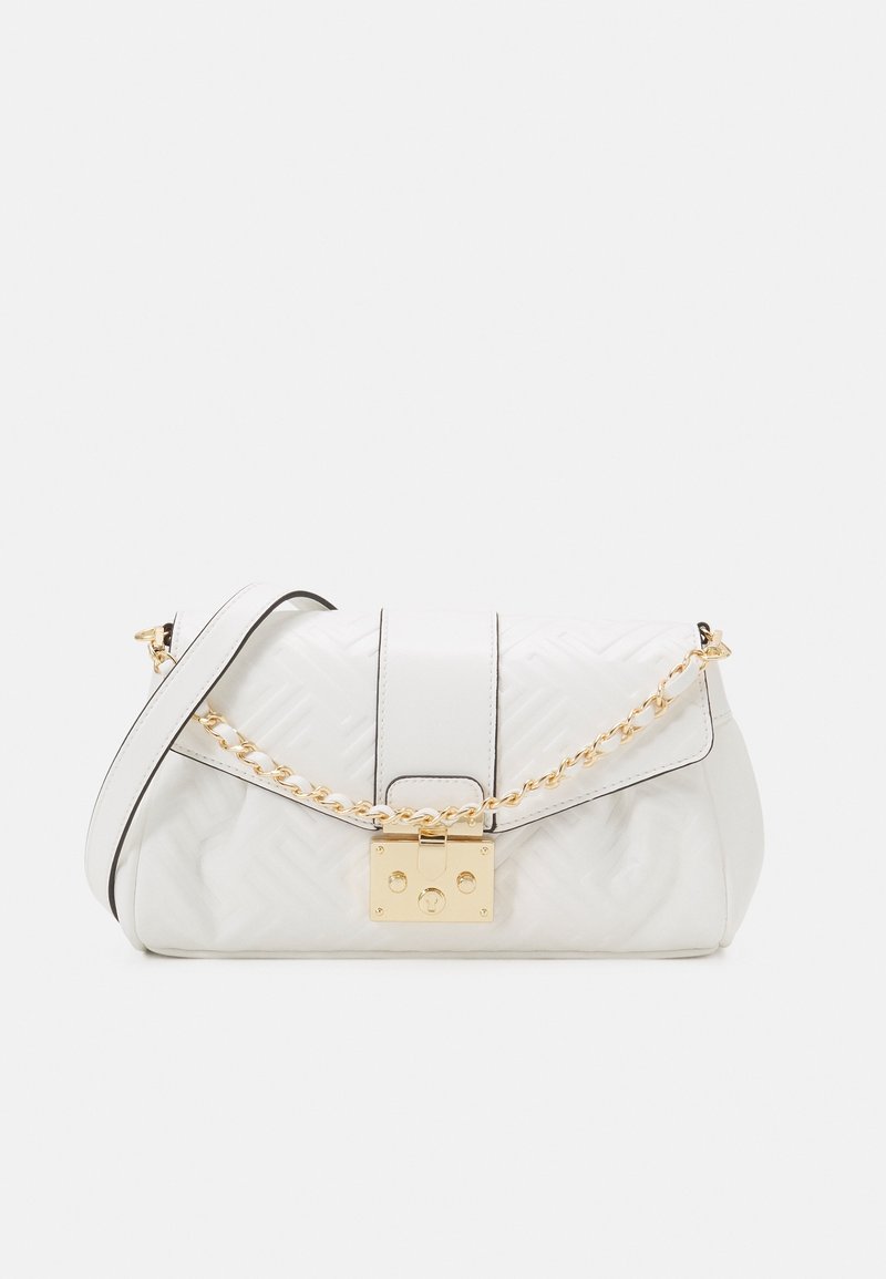 Sac à main en cuir blanc avec un motif texturé, une chaîne et un fermoir dorés, et une bandoulière blanche sur un fond uni.