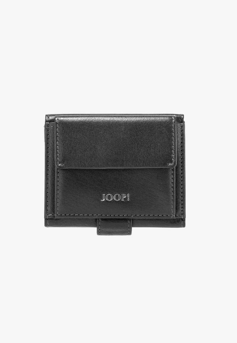 Portefeuille en cuir noir avec une fermeture à rabat, un logo embossé et des bords cousus. Présente un design compact et rectangulaire avec une texture lisse.