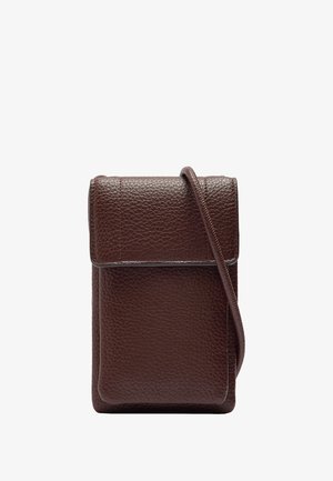 Brązowa skórzana torebka na ramię z fakturowanym wykończeniem, zakładana na klapę i regulowanym paskiem. Kompaktowy, prostokątny kształt z minimalną ilością elementów metalowych.