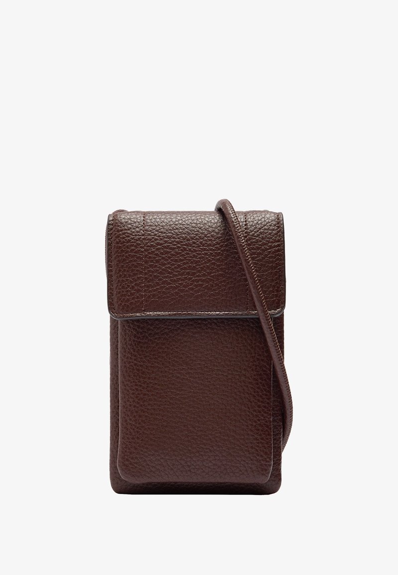 Brązowa skórzana torebka na ramię z fakturowanym wykończeniem, zakładana na klapę i regulowanym paskiem. Kompaktowy, prostokątny kształt z minimalną ilością elementów metalowych.