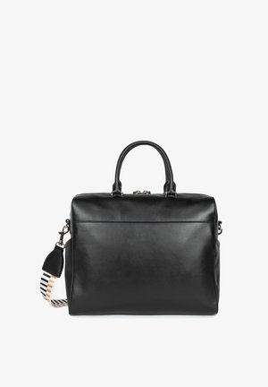 Zwarte leren handtas met een gestructureerde vorm, bovenhandvatten, een afneembare gestreepte schouderband en een enkele ritssluiting.