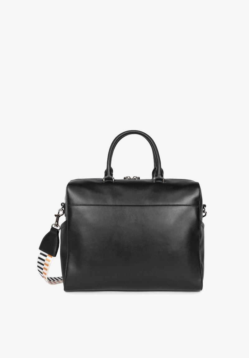 Zwarte leren handtas met een gestructureerde vorm, bovenhandvatten, een afneembare gestreepte schouderband en een enkele ritssluiting.