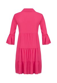 Vaaleanpunainen kerroksittainen mekko, jossa on kolme neljänneksen levyiset liehuvat hihat, kauluksellinen pääntie ja kerrokselliset röyhelöt helmassa tekstuurillisesta kankaasta.