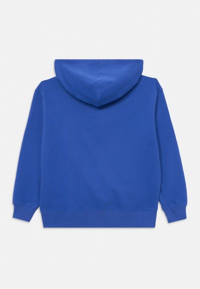 En enfärgad blå hoodie med långa ärmar som visas bakifrån mot en vit bakgrund.