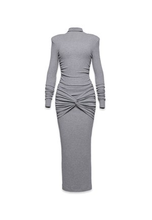 Szürke, hosszú ujjú ruha, amely testhez simuló sziluettel rendelkezik, magas gallérral, a deréknál redőzéssel és padlóhosszú kivitelezéssel.