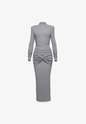 Szara sukienka z długim rękawem o dopasowanym kroju, z wysokim kołnierzem, marszczeniami w talii i długości do podłogi.