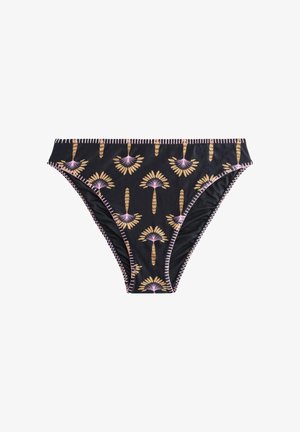 Slip bikini neri con motivi astratti di foglie di palma rosa e oro e cuciture rosa a zig zag lungo i bordi su sfondo bianco.