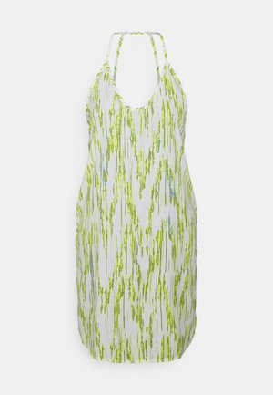 Biała sukienka na szyję w stylu halter z pionowymi zielono-niebieskimi abstrakcyjnymi wzorami, sięgająca do kolan i bez rękawów.
