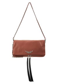Brązowa skórzana torba na ramię z srebrnym łańcuchem, srebrnym emblematem w kształcie skrzydła, zapięciem na zamek błyskawiczny oraz dwoma długimi czarnymi frędzlami zwisającymi z zamka.