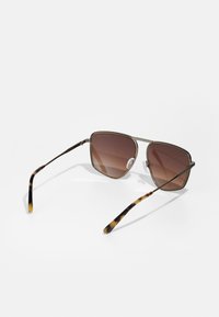 Michael Kors SILVERTON - Sluneční brýle - matte husk/brown gradient