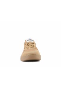 Zapatillas de ante color marrón claro con punta redondeada, acentos texturizados y diseño con cordones; cuenta con un logo en la lengüeta y suela de goma.